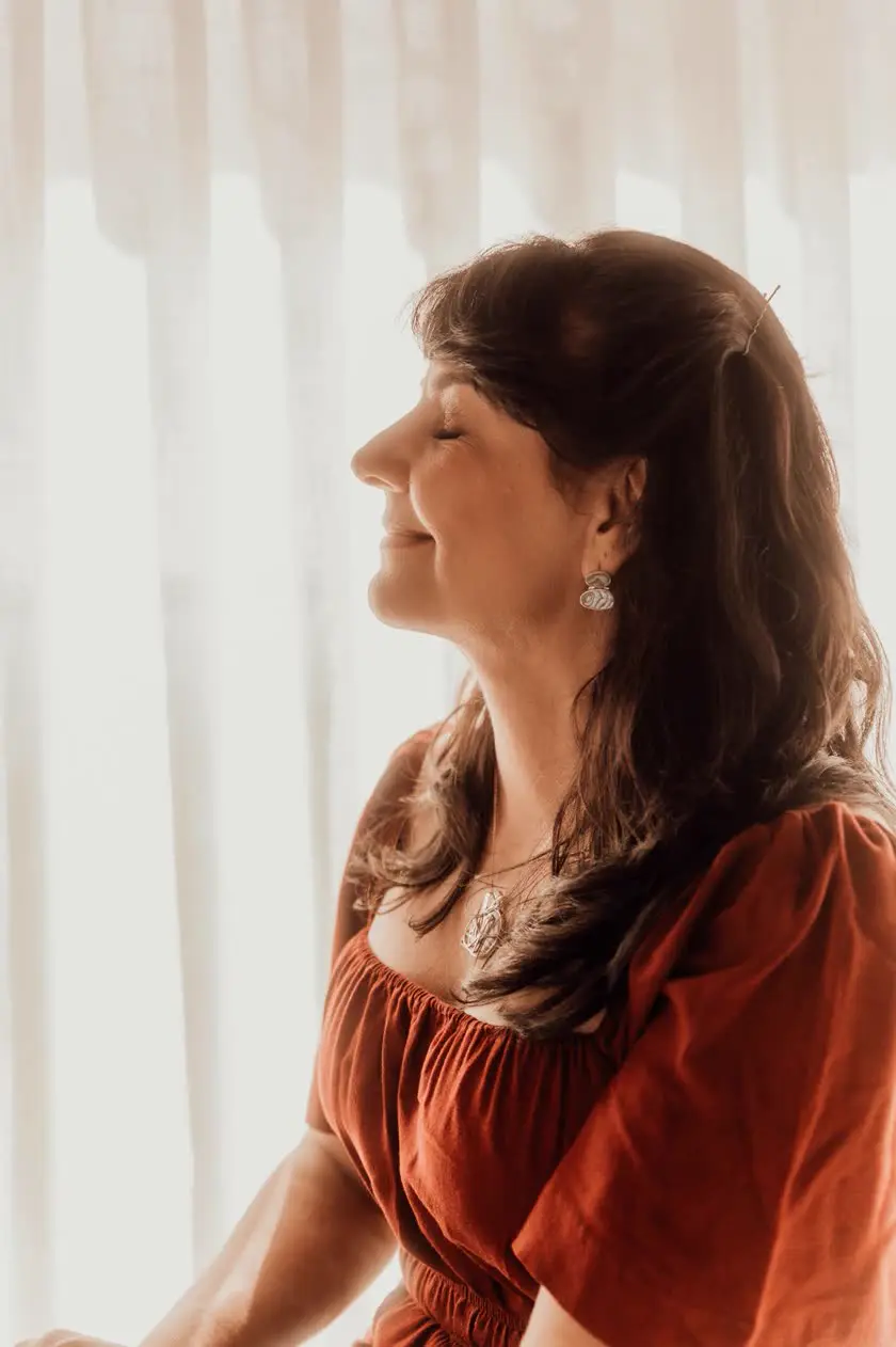 Cristina Camargo de olhos fechados, em silêncio